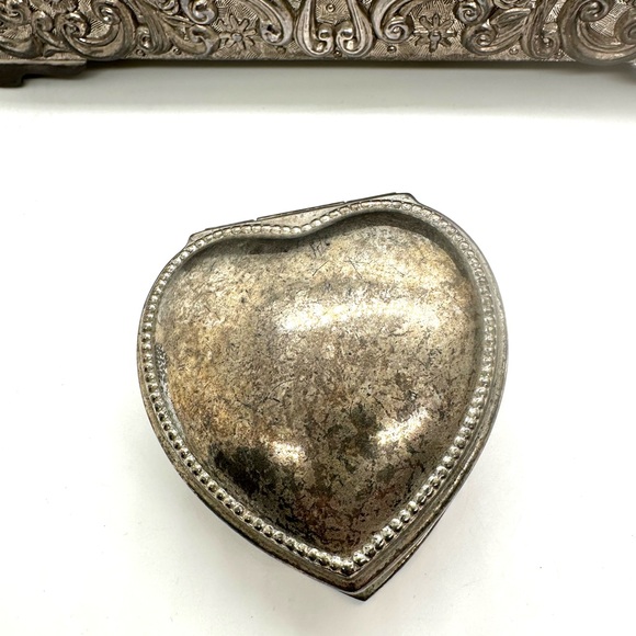 Vintage Silver Small Heart Jewelry Trinket Box - Picture 9 of 10